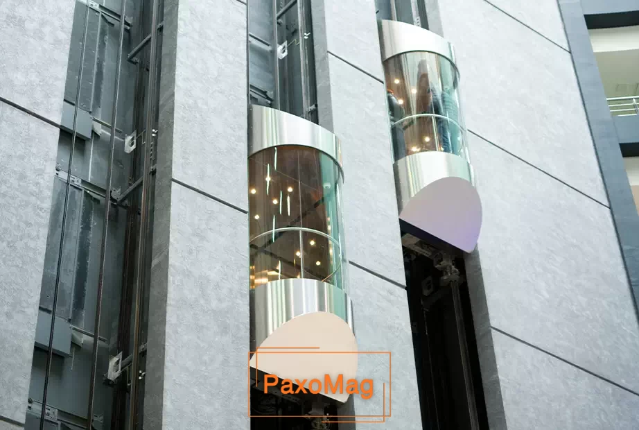 آسانسوری رو کار در آپارتمانی بلند مرتبه