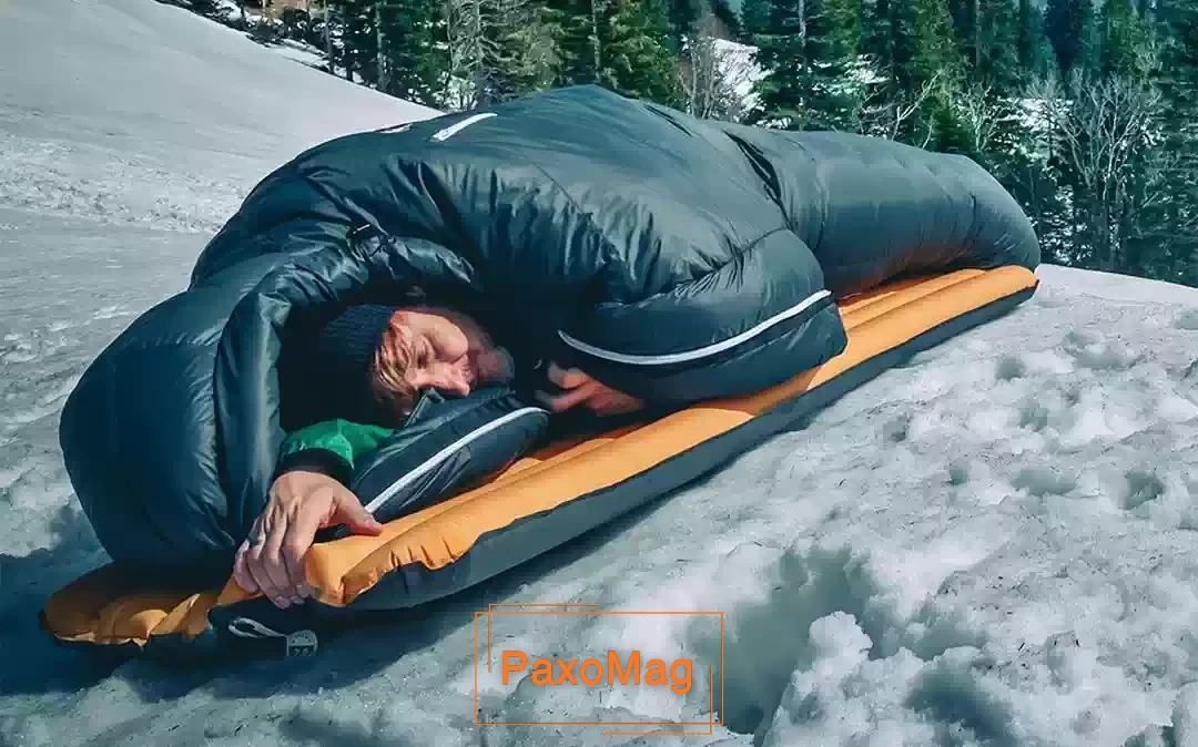 کوهنورد یا طبیعت گرد با کیسه خواب در طبیعت 