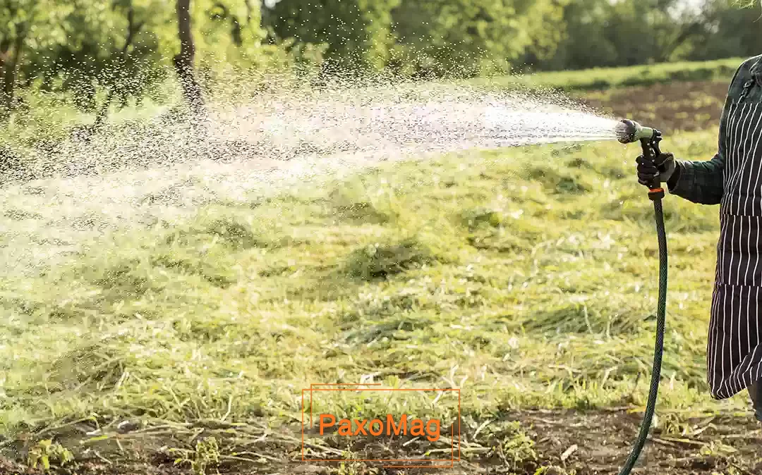 آبپاش در زمین کشاورزی 