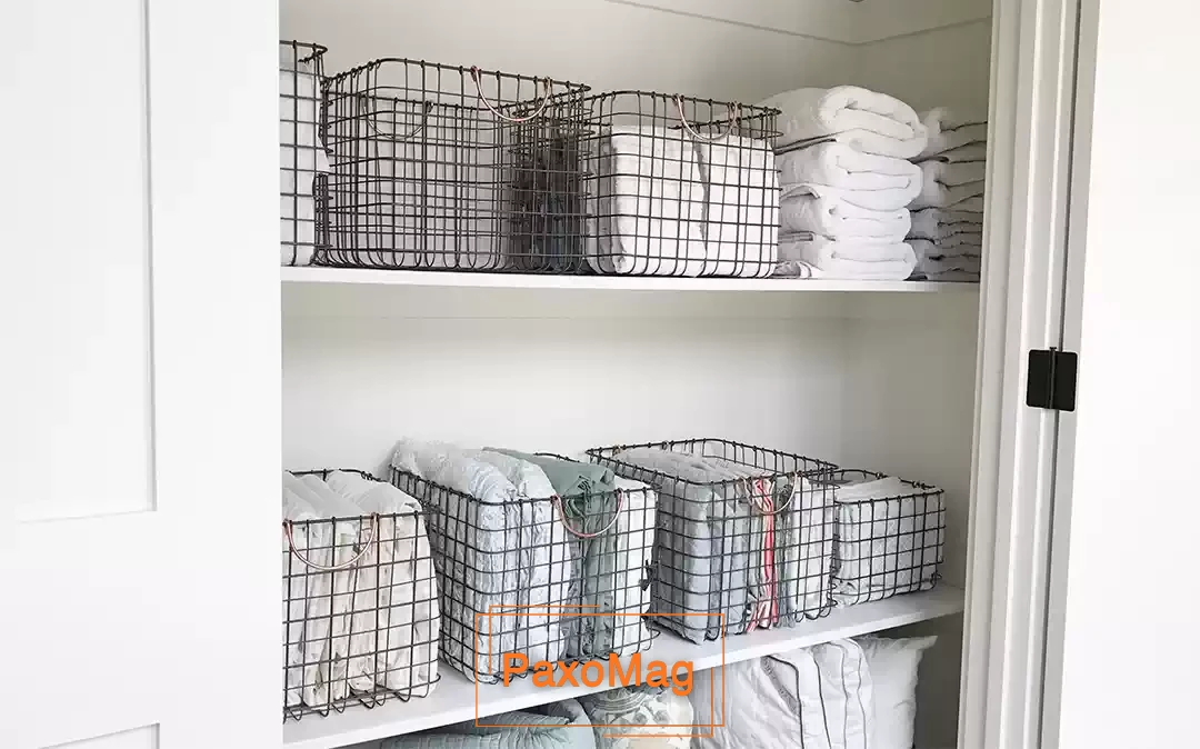 تصویری دانلودی از سبد داخل کمد دیواری و چیدمان کمد با سبد