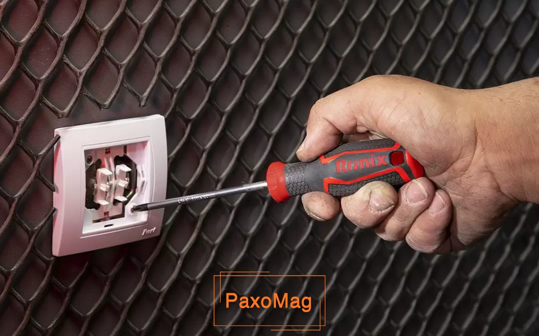 تصویری از پیچ گوشتی رونیکس در حال جا انداختن کلید دو پل به وسیله برقکار