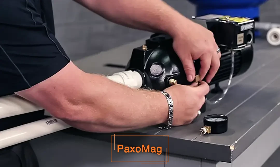 پمپ آب خانگی مدل مخزن دار در حال نصب 