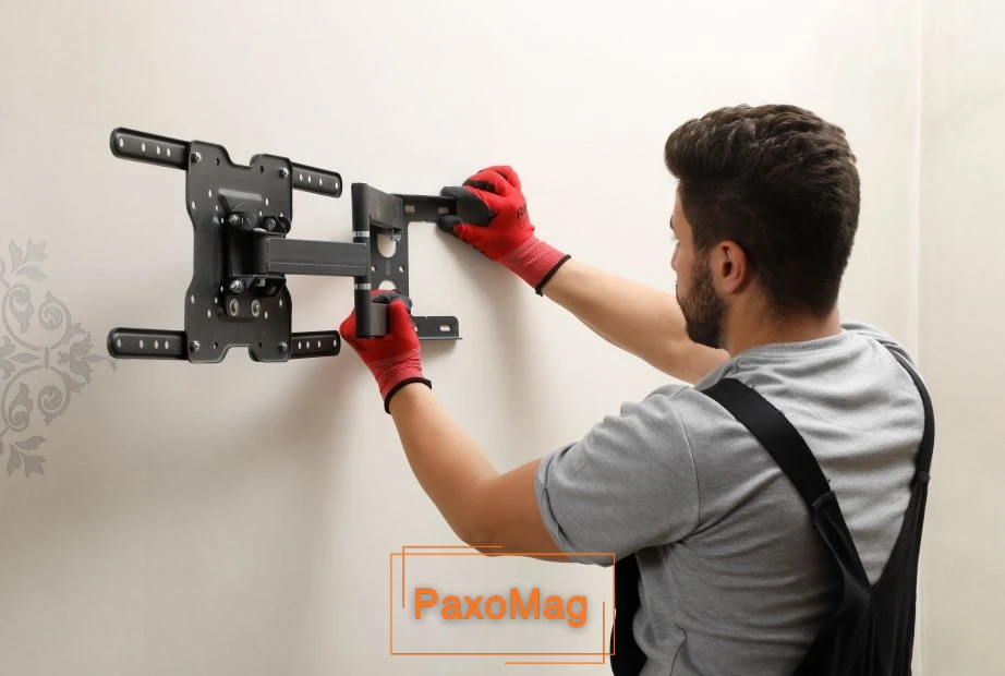 قرار دادن براکت روی دیوار و مشخص کردن جای پیچ ها