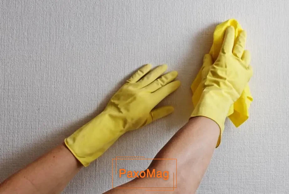 پاک کردن پرزهای دیوار برای آماده‌سازی نقاشی