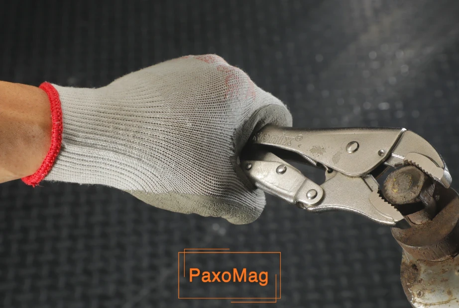 بازکردن پیچ زنگ‌زده با انبر قفلی