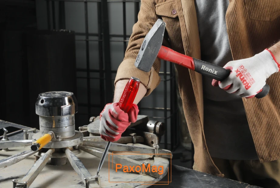 بازکردن پیچ زنگ‌زده با چکش و پیچ گوشتی