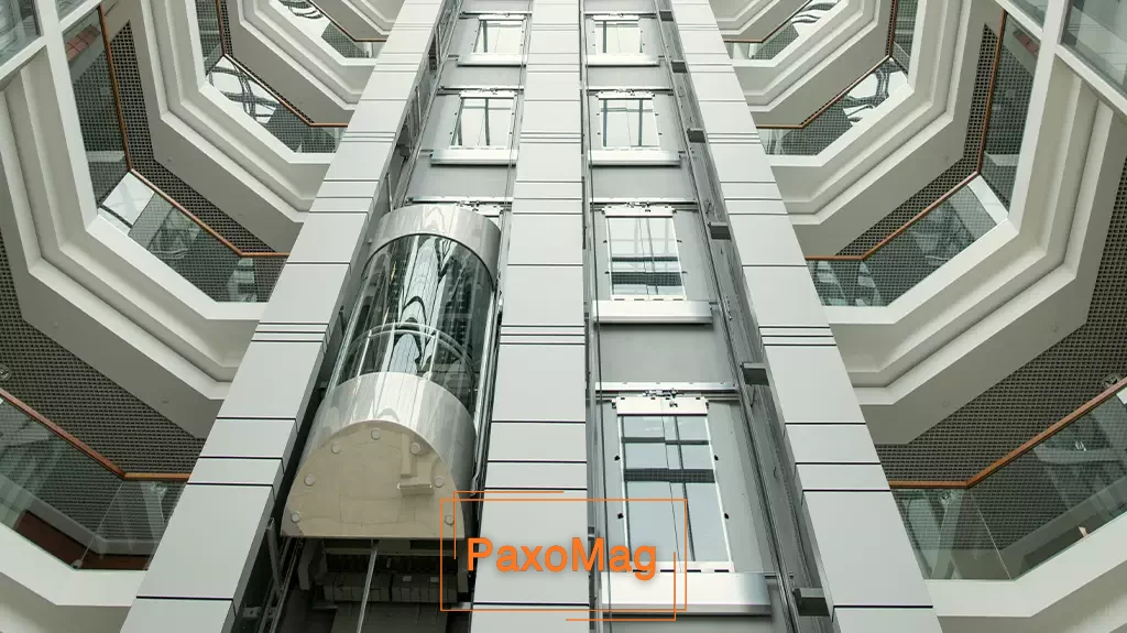 تصویر آسانسوری رو کار در آپارتمانی بلند مرتبه